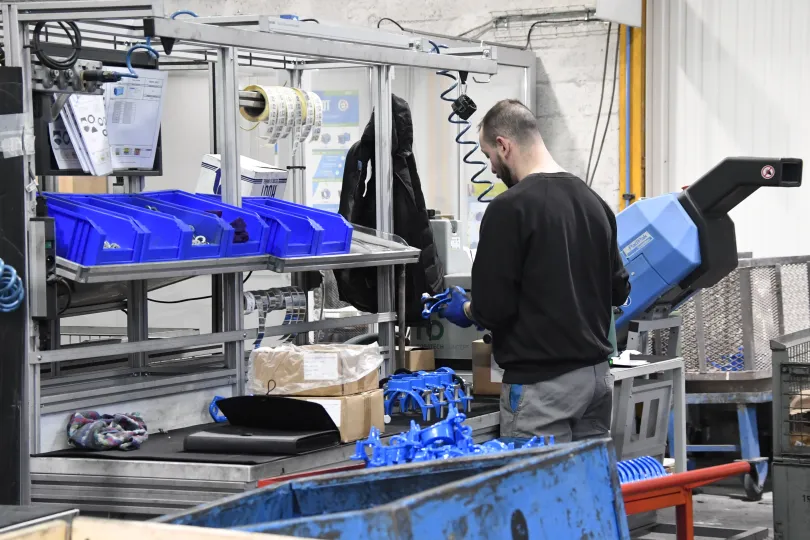 visite de l'usine Huot - un travailleur en action